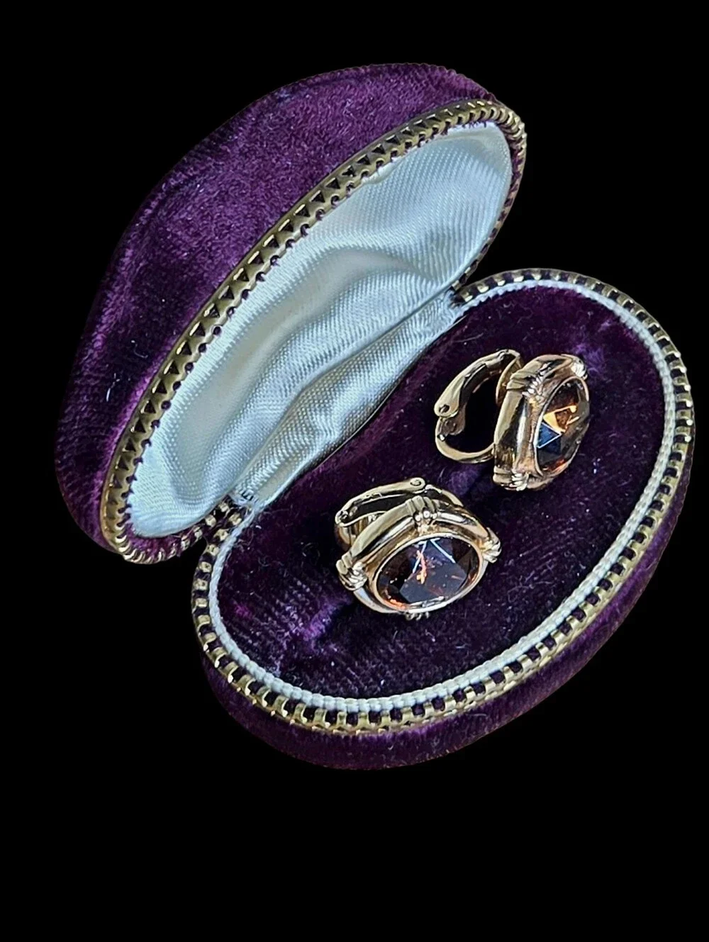Vintage Avon 1983 as part of the Allegro Collection clip earrings